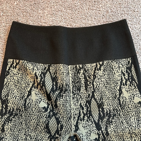 NWOT Fabletics Set - Picture 6 of 7